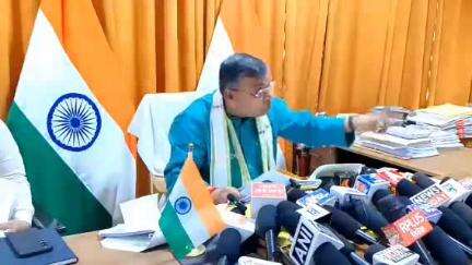 মোহনপুর: বিদ্যুতের চাহিদা পূরণে উত্তর পূর্বাঞ্চলের মন্ত্রীদের নিয়ে বৈঠক কেন্দ্রীয় বিদ্যুৎ মন্ত্রীর, মহাকরণে জানিয়েছেন মন্ত্রী