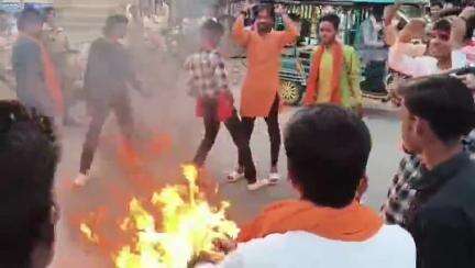 लहरपुर: मतुवा चौराहे पर लोगों ने गहरा आक्रोश व्यक्त करते हुए जमकर प्रदर्शन किया और आतंकवाद का पुतला फूंका