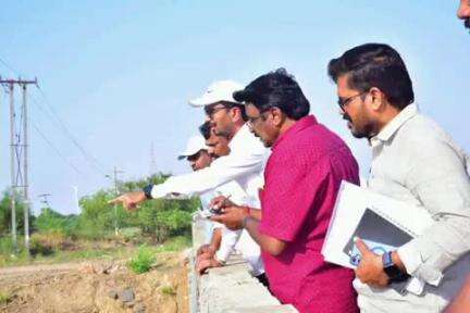 ఉరవకొండ: రాగులపాడు వద్ద ఉన్న హంద్రీనీవా ప్రధాన కాలువ వెడల్పు పనులను తనిఖీ చేసిన జిల్లా కలెక్టర్ డాక్టర్ వినోద్ కుమార్