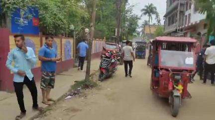 করিমগঞ্জ: শ্রীভূমি শহরে উত্তেজনা,প্রসূতি বিভাগের চেম্বারের সম্মুখ থেকে পুলিশ আটক করল ভিনধর্মী যুবক যুবতীকে
