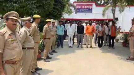 सीतापुर: कमलापुर थाने में अपराधियों की पाठशाला, हिस्ट्रीशीटर अपराधियों ने अपराध न करने की ली शपथ, वीडियो हुआ वायरल