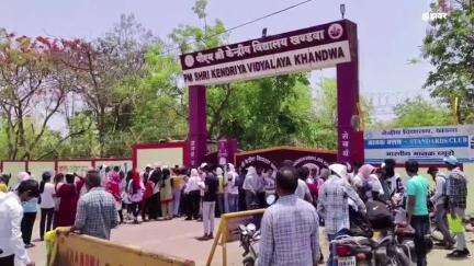 खंडवा नगर: ABVP ने NEET परीक्षा में महिलाओं के मंगलसूत्र उतरवाने पर जताई नाराज़गी, उत्कृष्ट विद्यालय में किया विरोध प्रदर्शन