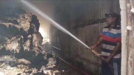 बड़वाह: बड़वाह की विनर कॉटन फैक्टरी में आग लगने से 300 से अधिक रुई की गठानें जलकर राख हुईं