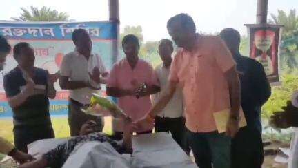 সালানপুর: বোলকুন্ডায় স্বেচ্ছায় রক্তদান শিবিরের আয়োজন,শিবিরে উপস্থিত যুবনেতা মুকুল উপাধ্যায়