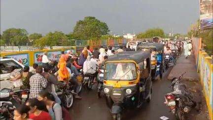 खंडवा नगर: खंडवा रेलवे ओवरब्रिज पर ऑटो के खराब होने की वजह से लगा जाम