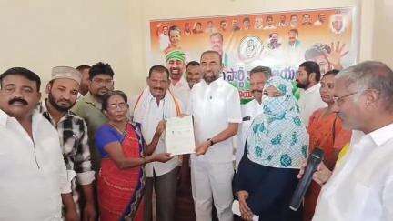 కోరుట్ల: మెట్పల్లి పట్టణంలోని పార్టీ కార్యాలయంలో సీఎం సహాయనిధి చెక్కులు పంపిణీ చేసిన జువ్వడి నర్సింగరావు