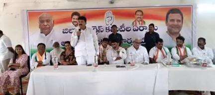 గద్వాల్: కాంగ్రెస్ కమిటీల ఏర్పాటు అభిప్రాయ సేకరణ కార్యక్రమంలో పాల్గొన్న క్రిస్టియన్ మైనారిటీ చైర్మన్, పిసిసి ఇన్చార్జి దీపక్ జాన్