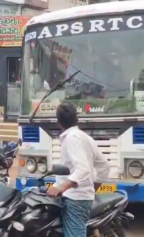 గుడివాడ నుంచి వస్తున్న RTC బస్సును బంటుమిల్లిలో అడ్డగించిన ముగ్గురు వ్యక్తులు, వాగ్వాదానికి దిగి డ్రైవర్‌పై దాడి