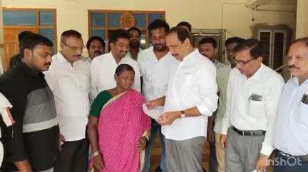 జగిత్యాల: కరెంటు షాక్‌తో మరణించిన 2 కుటుంబాలకు ప్రభుత్వం ద్వారా 5 లక్షల చొప్పున ఆర్థిక సాయం అందజేసిన ఎమ్మెల్యే డా.సంజయ్