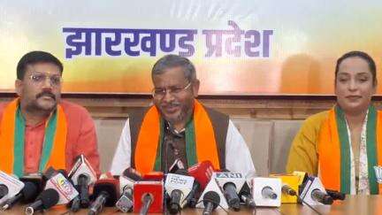 कांके: हरमू स्थित बीजेपी प्रदेश कार्यालय में प्रदेश अध्यक्ष बाबूलाल मरांडी ने कांग्रेस की 'संविधान बचाओ रैली' पर तंज कसा