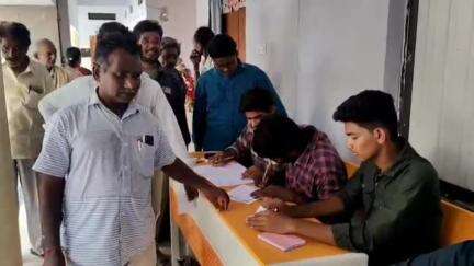 డాక్టర్ గడివేటి లోకేష్ ఆధ్వర్యంలో  రాపూరు  సివికె జూనియర్ కళాశాల నందు  ఉచిత ఆయుర్వేద వైద్య శిబిరం