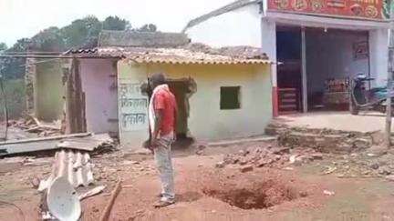सामरी कुसमी: कुसमी में अवैध अतिक्रमण पर चला प्रशासन का बुलडोजर, 4 मकानों को किया गया जमींदोज