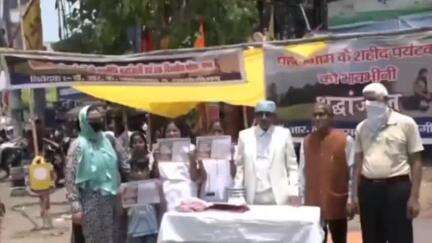 कांके: अल्बर्ट एक्का चौक पर समाजसेवी डॉ. आरके जयसवाल ने पहलगाम में मारे गए लोगों के लिए श्रद्धांजलि सभा का आयोजन किया