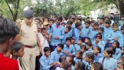 बगहा: बगहा में शिक्षक पर बलात्कार का आरोप, बच्चों ने शिक्षक के समर्थन में सड़क जाम की
