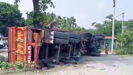 তুফানগঞ্জ ২: ভাঙ্গা পাকরি এলাকায় জাতীয় সড়কের পাশে নিয়ন্ত্রণ হারিয়ে উল্টে গেল পিচ ভর্তি ড্রাম সহ লড়ি