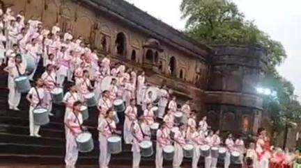 खरगौन: नर्मदा तट पर रिमझिम बारिश के बीच राष्ट्रीय सेविकाओं ने किया घोषवाड़न