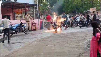 खंडवा नगर: खंडवा के रामेश्वर चौकी के पास बाइक में लगी आग