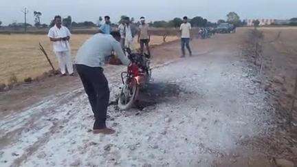 ब्रेकिंग न्यूज चलती बाइक में लगी आग 
बाइक पूरी तरह जलकर हुई खाक