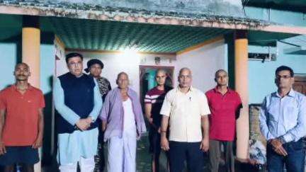 सिमरिया: सिमरिया विधायक उज्जवल दास मिश्रौल के कढ़नी गांव में आयोजित ब्रह्मभोज कार्यक्रम में शामिल हुए