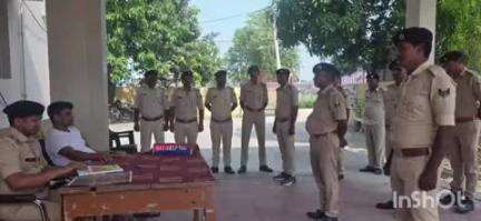 सिधवलिया: सिधवलिया थाना परिसर में चौकीदारी परेड का आयोजन, थानाध्यक्ष ने दिए दिशा-निर्देश