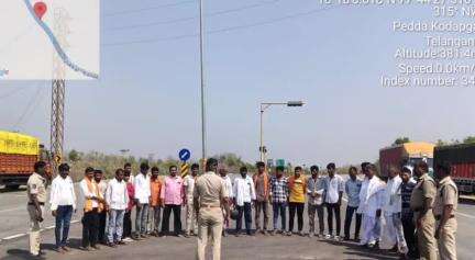 పెద్ద కొడప్​గల్​: పెద్ద కొడఫ్గల్ లో రోడ్డు భద్రత అంశాలపై అవగాహన కల్పించిన పోలీసులు