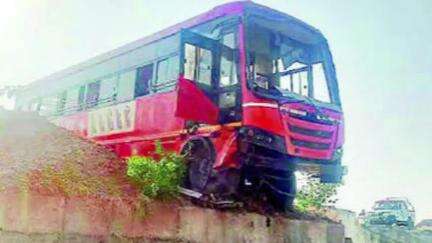 वाळवा: येडेनिपाणीजवळ बसचा अपघात; आठ प्रवासी जखमी