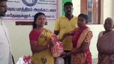 சிவகிரி: வாட்ஸ் அப் குழு மூலமாக மாற்றுத்திறனாளிகள் முதியோர்களுக்கு உதவிகள் வழங்கும் இளைஞர்கள்