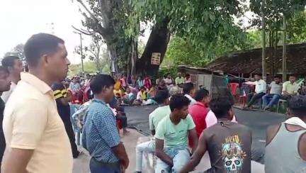 ঢেকিয়াজুলি ভাগ: বেলশিৰি ৰেলৱে ষ্টেচনত ৰঙিয়াৰ পৰা লখিমপুৰলৈ যোৱা ৰেল ৰখোৱাৰ দাবীত বেলশিৰি ষ্টেচনত CITUৰ উদ্যোগত প্ৰতিবাদী সভা