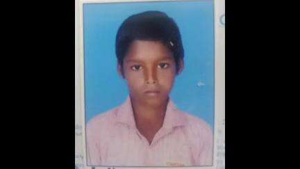 திருப்புவனம்: மாட்டை பிடிக்க சென்றமேலராங்கியம் கிராமத்தைச் சேர்ந்த எட்டாம் வகுப்பு மாணவன் மின்னல் தாக்கி உயிரிழப்பு