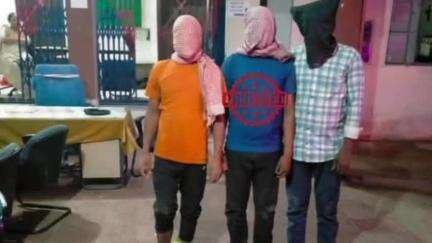 ओबरा: ओबरा थाने की पुलिस ने नवनेर के सोन दियारा से 60 लीटर देशी महुआ शराब के साथ 3 अभियुक्तों को किया गिरफ्तार