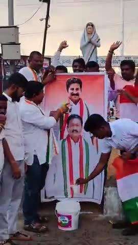 కామారెడ్డి: పట్టణంలో రాష్ట్ర ముఖ్యమంత్రి రేవంత్ రెడ్డి, షబ్బిర్ అలీ చిత్రపటానికి పాలాభిషేకం చేసిన కాంగ్రెస్ పార్టీ నాయకులు