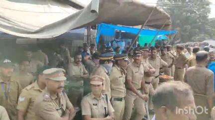 ആലുവ: മാർക്കറ്റ് നിർമ്മാണത്തിലെ തർക്കം, നഗരസഭയും കച്ചവടക്കാരും തമ്മിലുള്ള സ്ഥിരം തർക്കം ക്രമസമാധാന പ്രശ്നമാകുന്നു #localissue