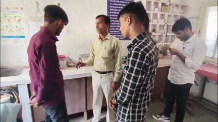 मोहन बड़ोदिया: शासकीय सीएम राइज विद्यालय मोहन बड़ोदिया में ट्रेड हेल्थ केयर के 12वीं कक्षा के विद्यार्थियों को प्रशिक्षण दिया जा रहा है