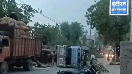 कोटड़ी: कोटडी में काकड़े की बोरिया भरा मिनी ट्रक पलटा, बड़ा हादसा टला