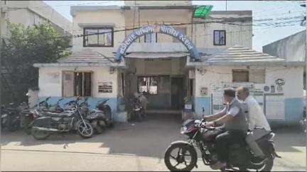 નડિયાદ: શ્રીકુંજ કોમ્પલેક્ષમાં જ્વેલર્સની દુકાન ધરાવતા સોની પિતા પુત્રએ નવા દાગીના બનાવી આપવાનું કહી મહિલા સાથે છેતરપિંડી કરી