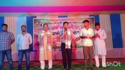 বাক্সা: বাগানপাৰাত কেছেটৰ আধাৰত বিহু নৃত্য প্ৰতিযোগিতা উদ্বোধন কৰে বিটিআৰৰ অধ্যক্ষ কাতিৰাম বড়োৱে