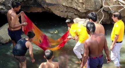 जतारा: जल गंगा संवर्धन अभियान में युवा इकाई गायत्री परिवार ने सिद्द कुंडों की सफाई की