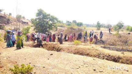 नेपानगर: ग्राम इटारिया में खेत तालाब निर्माण से जल संरक्षण को मिल रही ताकत, जनप्रतिनिधि, शिक्षक और ग्रामीणजन कर रहे सहयोग