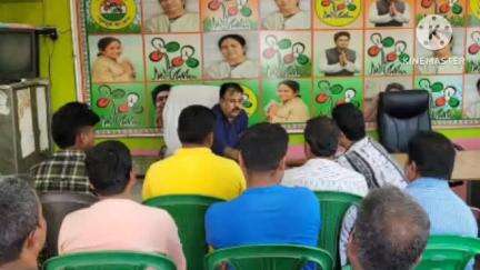 বজবজ ২: বজ বজ ২ নম্বর ব্লকের তৃণমূলের দলীয় কার্যালয় গুরুত্বপূর্ণ পর্যালোচনা বৈঠক উপস্থিত বুচান ব্যানার্জি