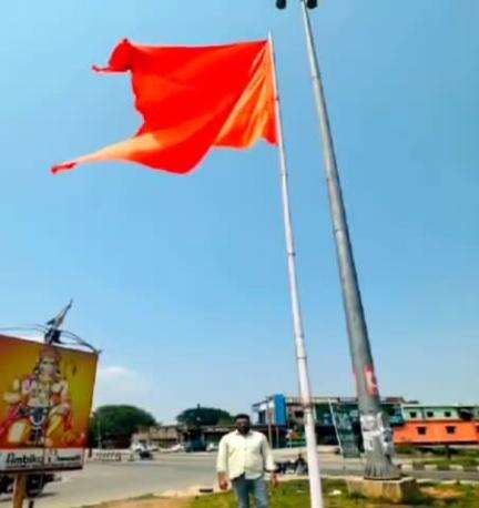 इचाक: हजारीबाग के नगवा चौक के पास हनुमान चौक पर आकाश जायसवाल ध्वज को सुधारते नजर आए