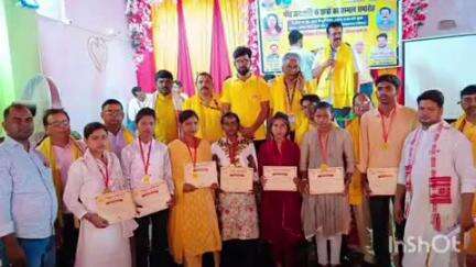 थावे: थावे में गोंड समाज ने मैट्रिक और इंटर परीक्षा में सफल छात्र-छात्राओं को सम्मानित किया