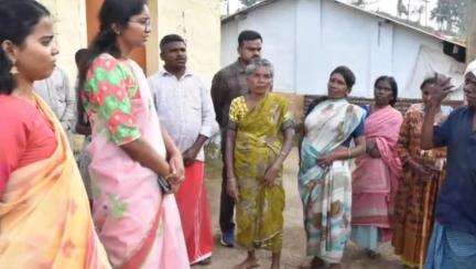 உதகமண்டலம்: பம்பலகொம்பை பழங்குடியின கிராம மக்களின் அடிப்படை வசதிகள் மற்றும் கோரிக்கைகள் குறித்து கேட்டறிந்த ஆட்சியர்