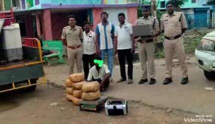 ఎస్ కోట లో వాహనంలో అక్రమంగా తరలిస్తున్న 18 కిలోల గంజాయిని పట్టుకుని సీజ్ చేసిన పోలీసులు : కేసు నమోదు