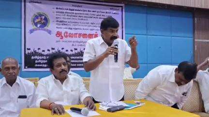திருச்சி: மணல் லாரி உரிமையாளர்கள் தமிழகத்தில் காலவரையற்ற போராட்டம் -  சத்திரம் பேருந்து நிலையம் அருகே நடைபெற்ற ஆலோசனை கூட்டத்தில் முடிவு