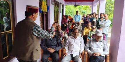 डलहौज़ी: पूर्व विधायक बिक्रम सिंह जरयाल ने ग्राम पंचायत टुंडी के गांव भराडी में लोगों के साथ की बैठक