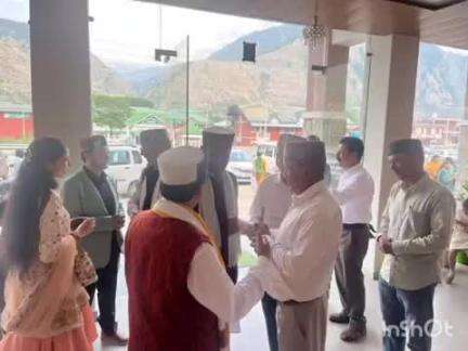 ओट: ओट में एक कार्यक्रम में द्रंग के पूर्व विधायक जवाहर ठाकुर ने की कई शिरकत