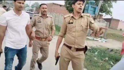 कलीनगर: नवदिया सितारगंज गांव में वारंटी को पकड़ने गई पुलिस टीम को ग्रामीणों ने घेरा, पिस्तौल निकालकर बचाई जान