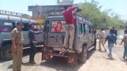 अलीराजपुर: जिले में आंबूआ पुलिस ने ओवरलोडिंग वाहनों पर की कार्रवाई, थाना प्रभारी मोहन डावर ने ₹14,400 का सामान शुल्क वसूला।