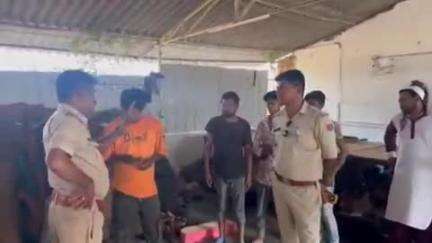 सीमलवाड़ा: धंबोला पुलिस बाहरी लोगों की जांच में जुटी, सीमलवाड़ा व पीठ में फैक्ट्रियों और कार्यस्थलों पर पहुंची टीम