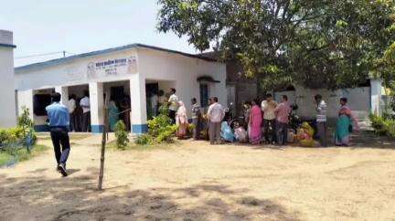গড়বেতা ১: গড়বেতার মাইতা প্রাইমারি স্কুল প্রাঙ্গণে বিনামূল্যে চক্ষু পরীক্ষা ও চশমা প্রদান শিবির